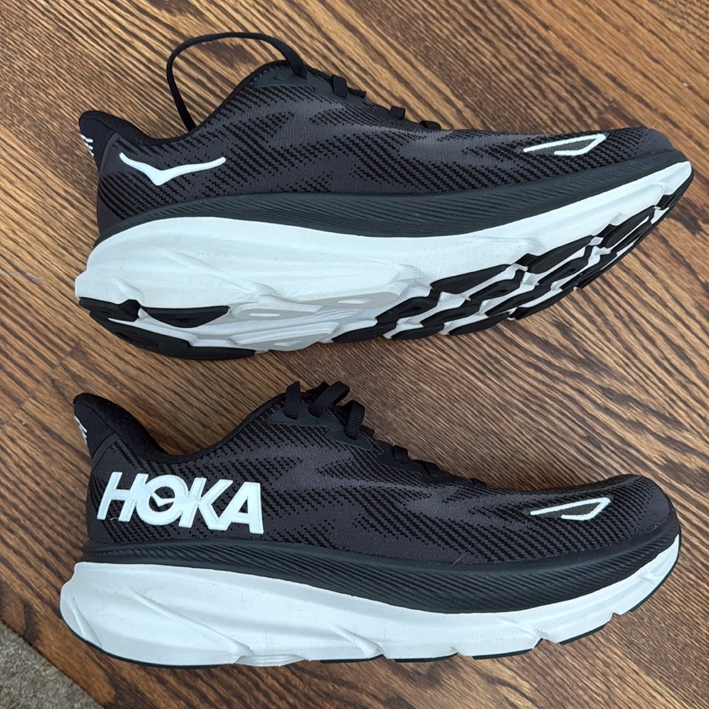 HOKA Clifton 9 running shoe Size: 8.5
